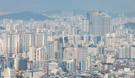 서울 남산에서 바라본 아파트 단지의 모습. 뉴스1
