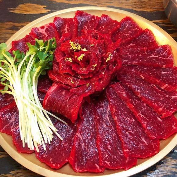 이것은 육회가 아닌 '육사시미'다. 안타깝게도 대체어가 아직까지 없다. [사진=경백]