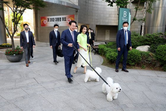 윤석열 대통령이 임기 초였던 지난해 5월 11일 오전 서울 서초구 자택에서 부인 김건희 여사와 반려견의 배웅을 받으며 출근을 위해 이동하고 있다. 사진 대통령실