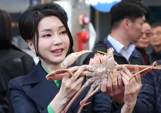 김건희 여사가 지난달 3일 경상북도 포항시 죽도시장을 방문해 대게를 살펴보고 있다. 연합뉴스