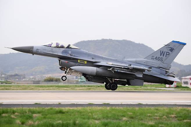 연합 편대군 종합훈련에 참가하는 美 F-16 전투기. 사진 공군