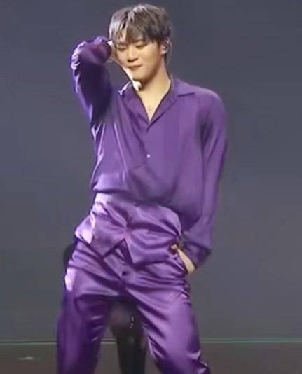 베트남 노래 '시팅'에 맞춰 춤을 추는 아이돌 문빈. 사진 유튜브 캡처