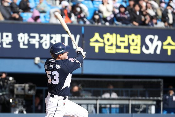 두산 양석환이 16일 잠실 LG전에서 1-4로 뒤진 7회 동점 3점 홈런을 치고 있다. 뉴스1