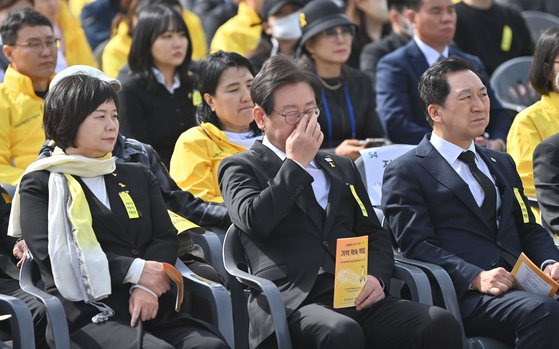 16일 오후 경기도 안산시 단원구 화랑유원지에서 열린 '세월호 참사 9주기 기억식'에서 정의당 이정미 대표(왼쪽부터), 더불어민주당 이재명 대표, 국민의힘 김기현 대표가 참석해 있다. 연합뉴스