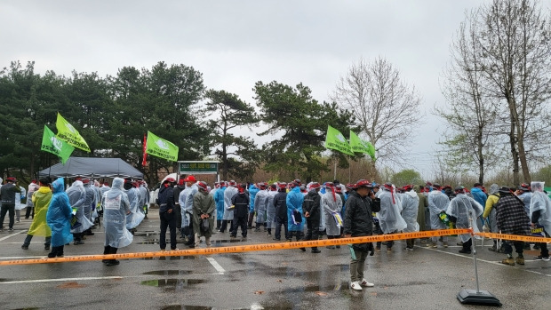 지난 11일 경기 의정부시 의정부교도소에 민주노총 건설노조 조합원 약 250명이 찾아 '동료를 석방하라'며 규탄 집회를 하고 있다. 건설노조 간부 A씨 등 2명은 지난 2021년 2월부터 9월까지 D기업의 경기 양주·포천 지역 아파트 건설 현장에서 동전 수백 개를 일부러 바닥에 떨어뜨린 뒤 줍는 식으로 차량 진입을 방해한 혐의로 구속된 상태다. /조철오기자