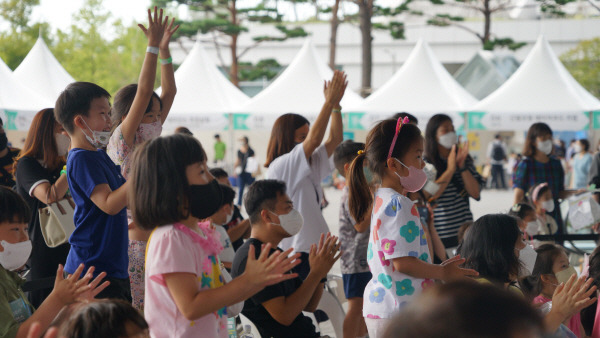 지난해 8월 해운대구 영화의전당에서 열린 ‘제21회 부산과학축전 씨네사이언스 페스티벌’에서 즐거워하는 어린이들. 부산과학기술협의회 제공