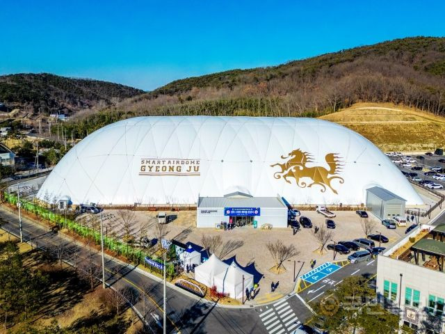 사계절 전천후 축구장 시설인 스마트 에어돔 전경. 경주시 제공