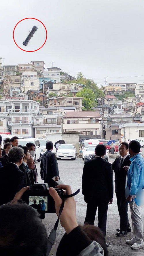 지난 15일 일본 와카야마현 와카야마시에서 기시다 후미오 일본 총리를 노린 은색 통 형태의 폭발물이 날아오고 있다. EPA연합뉴스