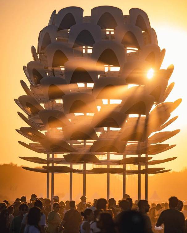 자동차 보닛으로 만든 조형물 '카폿'. [롤라팔루자 아르헨티나 인스타그램·스튜디오 노멀]