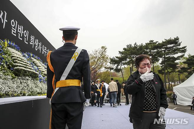 [인천=뉴시스] 정병혁 기자 = 16일 인천 부평구 인천가족공원에서 열린 세월호 참사 일반인 희생자 추모식에서 한 유족이 눈물을 흘리고 있다. 2023.04.16. jhope@newsis.com