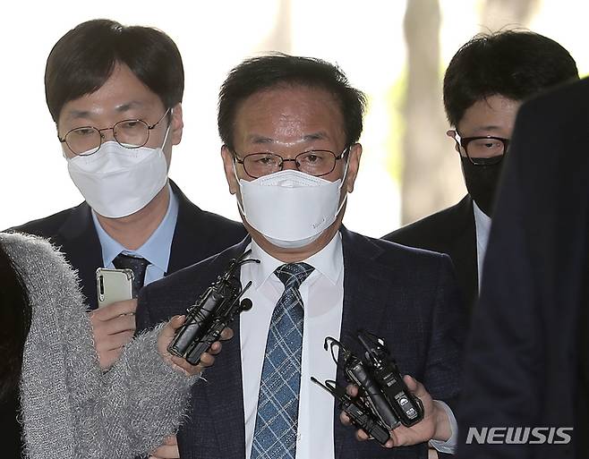 [서울=뉴시스] 김금보 기자 = '백현동 특혜 의혹'의 로비스트로 지목된 김인섭 전 한국하우징기술 대표가 지난 14일 오전 서울 서초구 서울중앙지방법원에서 구속 전 피의자 심문에 출석하고 있다. 2023.04.14. kgb@newsis.com