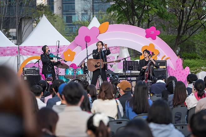 15일 야외 잔디광장 월드파크에서 열린 '롯타 버스킹 오디션'에서 3인조 밴드 '윈썸'이 공연하고 있다. 롯데월드타워 제공