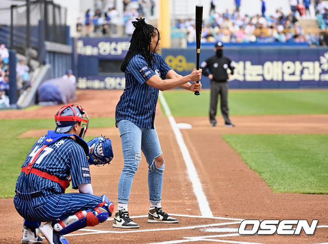 [OSEN=대구, 이석우 기자]여자프로배구 챔프전 우승팀 한국도로공사 캣벨이 시타를 하고 있다. 2023.04.16 / foto0307@osen.co.kr