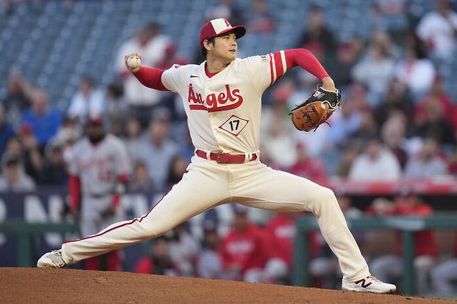 올해부터 뉴발란스 야구화를 신는 오타니 (AP)