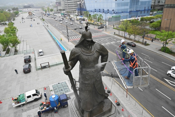 16일 오전 서울 광화문광장에서 서울시 관계자들이 이순신 장군 동상의 묵은 때를 벗겨내는 세척 작업을 하고 있다. 2023.4.16 홍윤기 기자