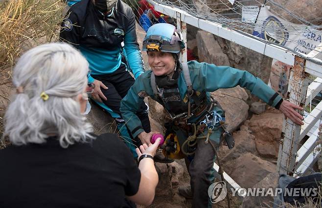 14일(현지시간) 500일 만에 동굴 밖으로 나오는 베아트리스 플라미니(50) (AFP=연합뉴스) 14일(현지시간) 베아트리스 플라미니(50)가 500일 만에 그라나다의 한 지하 동굴 밖으로 나오고 있다. 2023.04.14. photo@yna.co.kr