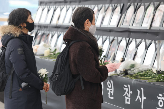 서울광장에 마련된 ‘이태원 참사’ 희생자 합동분향소에서 추모객들이 헌화하고 있다. (사진=연합뉴스)