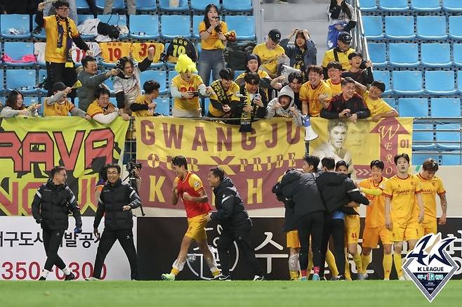 광주FC 선수들이 하승운의 결승골이 터진 뒤 환호하고 있다. [한국프로축구연맹 제공]