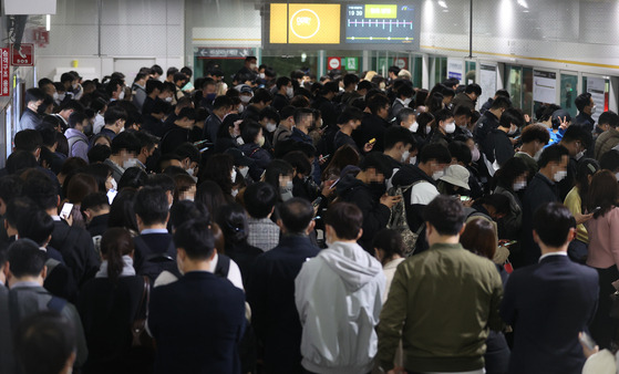 김포도시철도(김포골드라인) 김포공항역이 환승 시민들로 붐비고 있다. 〈사진=연합뉴스〉