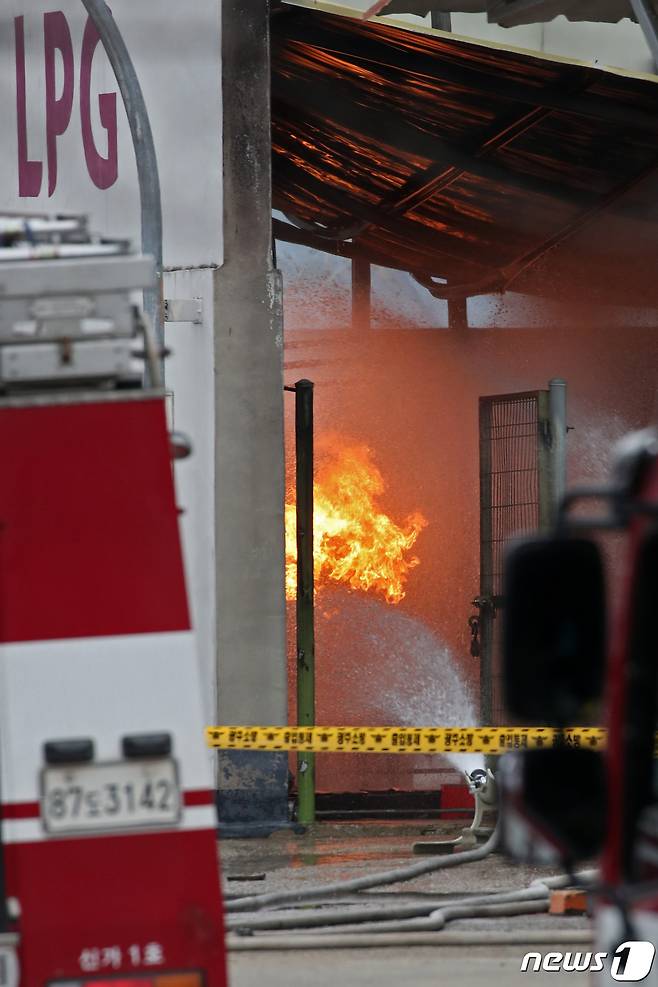 4일 오전 광주 광산구 수완동 한 액화석유가스(LPG) 충전소에서 소방당국이 지하저장탱크에서 분출하는 불길을 진압하고 있다.  2021.4.4/뉴스1 ⓒ News1