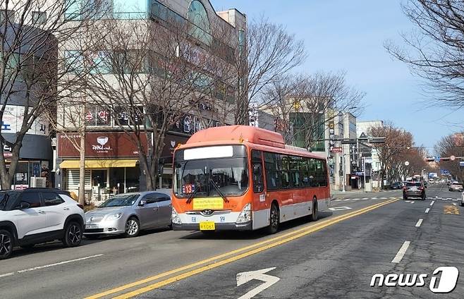 연료비 미납으로 운행 중단됐던 목포시내버스가 65일만인 14일 정상 운행되고 있다.2023.2.14/뉴스1