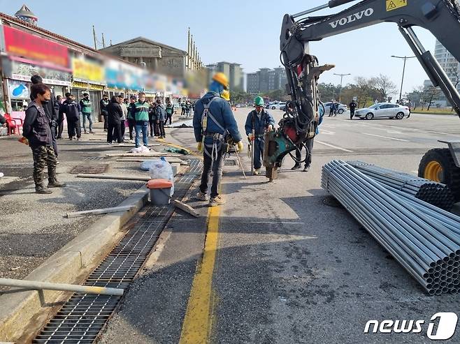 17일 강원 강릉시가 정밀안전진단 최하위인 E등급을 받아 재난위험시설로 지정된 경포진안상가에 대해 사용금지 처분에 따른 안전펜스를 설치하고 있다. 2023.4.17/뉴스1 ⓒ News1 윤왕근 기자