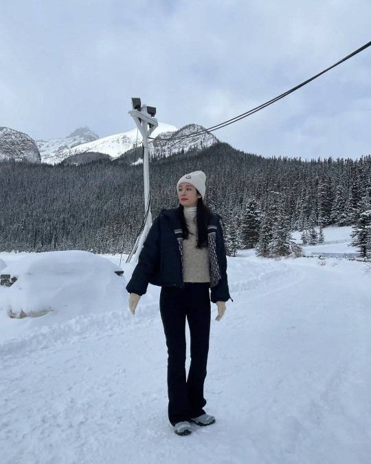 Crossover group Forestella member Ko Woo-rim fell in love with the charm of spring.Ko Woo-rim posted a photo on his 17th day of his instagram saying springtime ~~.Inside the picture is a picture of Ko Woo-rim, who smells the flowers and feels the spring. The styling of the day was also spring. The style was completed by matching jeans and beige cardigan.At this time, Ko Woo-rim is attracted by the charm of spring, showing a pale smile and boasting a warm visual.Meanwhile, Forestella Ko Woo-rim posted a wedding ceremony with the figure queen Kim Yuna last October.