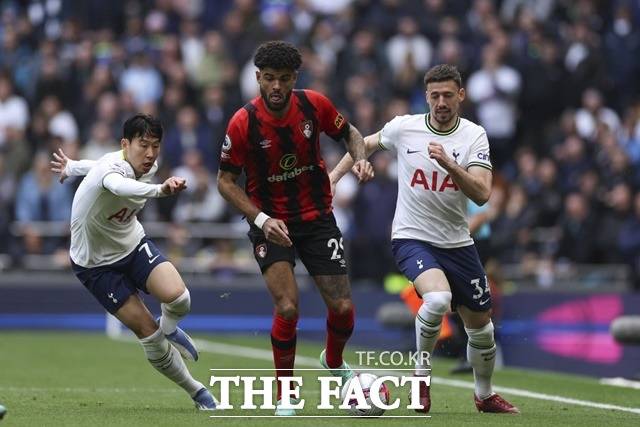 잉글랜드 프로축구 토트넘은 15일 본머스와 31라운드 홈경기에서 손흥민의 선제골에도 불구하고 2-3 역전패를 당했다. 손흠민과 랑글레의 협력 수비 장면,/런던=AP.뉴시스