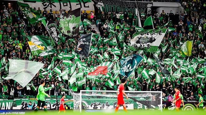 2023년 4월 15일 중국 베이징 싼리툰 베이징공인체육장(Worker’s Stadium)에서 중국 프로축구 중국수퍼리그(CSL) 2023 시즌이 개막했다. 베이징 궈안과 메이저우 커자의 개막전 경기에서 초록 유니폼을 입은 궈안 팬들이 열광적으로 응원하고 있다. /베이징 궈안