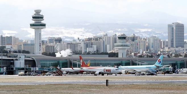 제주공항 계류장에서 항공기가 이동하고 있다. 2023.1.25/뉴스1