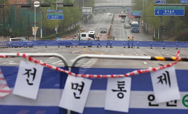 6일 오전 보행로 일부 구간 침하 현상이 확인돼 통제 중인 경기도 성남시 불정교에서 소방 관계자들이 다리를 살펴보고 있다. 연합뉴스.