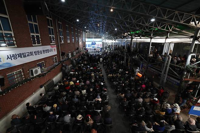 전광훈 사랑제일교회 목사가 17일 오전 서울 성북구 장위동 사랑제일교회에서 `국민의힘, 공천권 폐지하고 후보자 경선을 하라' 긴급 기자회견을 하고 있다. 백소아 기자