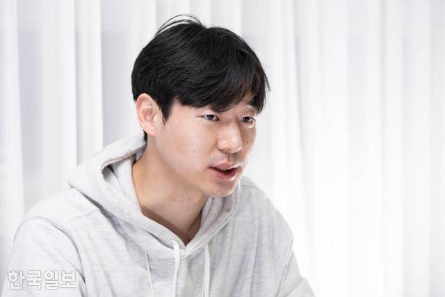 유준환 새로고침 노동자협의회 의장이 5일 서울 강서구의 한 미팅룸에서 한국일보와 인터뷰를 하고 있다. 이한호 기자