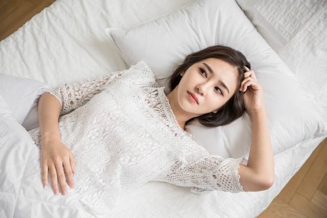 눈을 뜨고 자는 토안증 때문에 눈이 건조하다면 점안겔이나 수면안대가 도움이 될 수 있다./사진=클립아트코리아