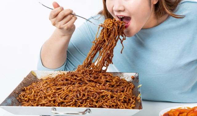 음식을 충분히 씹어 먹지 않으면 침이 충분히 분비되지 않아 소화불량과 입 냄새가 잘 생긴다. 입에 넣은 음식물은 30번가량 씹는 게 좋다./사진=클립아트코리아