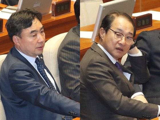 2021년 더불어민주당 전당대회와 관련해 불법 정치자금 의혹을 받는 더불어민주당 윤관석 의원(왼쪽)과 이성만 의원이 지난 13일 오후 국회에서 열린 본회의에 참석했다. [뉴스1]