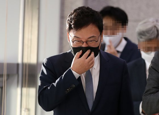 수백억원대 이스타항공 횡령·배임 사건으로 재판에 넘겨진 이상직 전 의원이 지난해 10월 5일 전주지법에서 열린 항소심 결심 공판을 마친 뒤 법원을 나오고 있다. [연합뉴스]