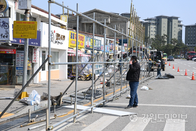 ▲ 강릉시가 정밀안전진단 최하위(E) 등급을 받은 재난위험시설 경포 진안상가 철거를 위해 17일 안전펜스 설치에 나섰다. 황유민