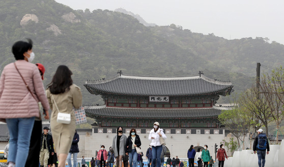 Passersby wear masks in Gwanghwamun Square, central Seoul, on April 13. [NEWS1]