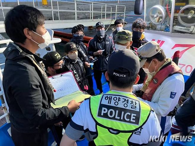 낚시어선 점검 모습. 충남도 제공