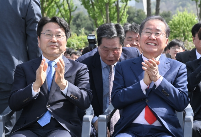 광주대구고속도로 지리산휴게소에서 17일 열린 대구경북신공항·광주군공항 특별법 동시 통과 기념식에서 강기정(왼쪽) 광주시장과 홍준표 대구시장이 박수를 치고 있다. 대구시 제공