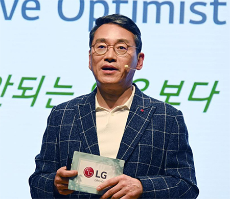 Cho Joo-wan, chief executive officer of LG Electronics Inc., speaks during a high-level talk session with the company’s team leaders at LG Group headquarters in Yeouido, Seoul, on April 13. [Photo provided by  LG Electronics]