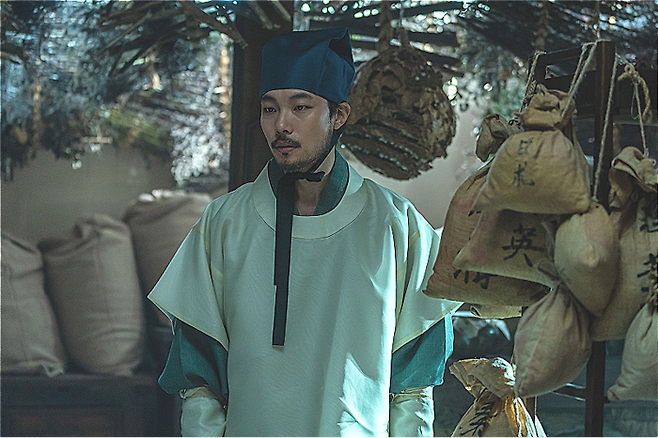 시각장애인 침술사 경수는 특출난 재능을 바탕으로 궁에 들어가게 된다. 몸이 아픈 동생 약값을 마련해야 하는 상황이다. 어의만 되면 집안 살림이 필 것이라 기대한다. [사진 제공 = NEW]