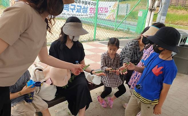 서울시의 숲 해설 프로그램 현장 장면. [서울시 제공]