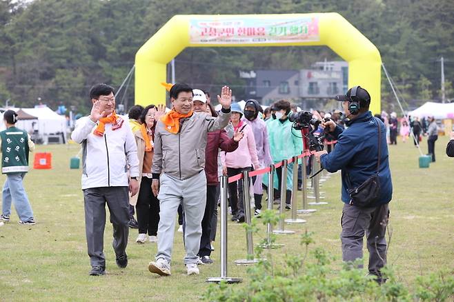 [고성(경남)=뉴시스] 신정철 기자= 경남 고성군이 지난 15일 치매에 대한 부정적 인식을 개선하기 위하여 고성읍 신월리 남포항에서 개최한 '고성군민 한마음 걷기'에 군민 500여명이 참가하는 성황을 이뤘다. 사진은 이상근 고성군수와 정점식 의원 등이 참가한 가운데 걷기행사가 진행되고 있다.(사진=고성군 제공).2023.04.17. photo@newsis.com *재판매 및 DB 금지