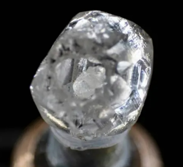 [서울=뉴시스] 지난해 10월, 인도 수랏에 있는 다이아몬드 회사 VD글로벌은 다이아몬드 안에 다이아몬드가 들어 있는 이중 다이아몬드(사진)를 발견했다. 해당 다이아몬드는 '맥동하는 심장'이라는 이름이 붙었다. (사진=인도 보석수출촉진위원회 트위터) 2023.04.17. *재판매 및 DB 금지
