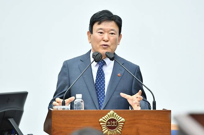 [제주=뉴시스] 김광수 제주교육감이 17일 오전 제주시 연동 제주도의회에서 열린 제415회 임시회 제6차 본회의 교육행정질문에서 답변하고 있다. 2023.04.17. photo@newsis.com *재판매 및 DB 금지