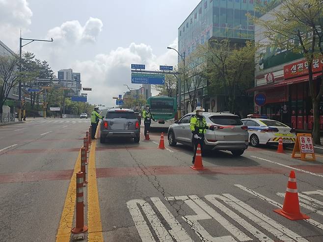 [용인=뉴시스] 용인동부경찰서가 관내 나산초등학교 앞에서 음주 단속을 벌이고 있다. (사진=용인동부경찰서 제공) *재판매 및 DB 금지