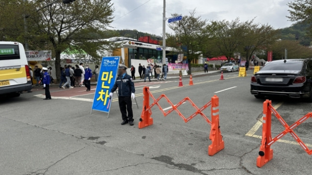 ▲ 소싸움 축제 주차장 입구 도로를 통제하고 있다 ⓒ 독자제공