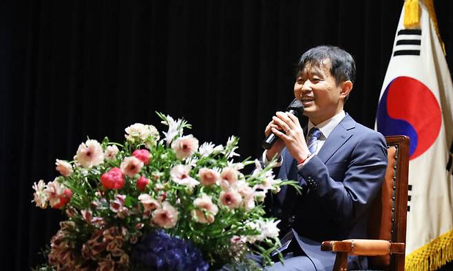 김동현 판사가 17일 서울중앙지법에서 열린 ‘판사와의 대화’에서 자신의 삶에 대해 이야기하고 있다. 서울중앙지법 제공